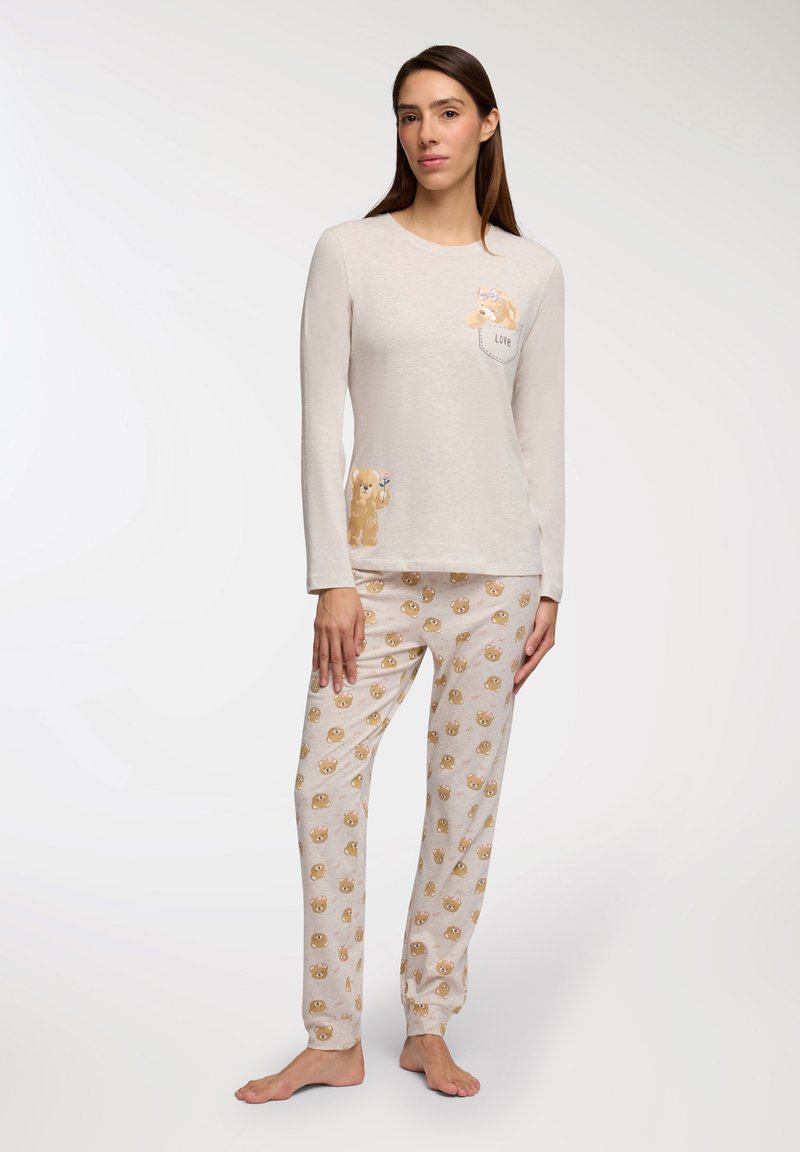 Set di pigiama beige chiaro composto da una maglia a maniche lunghe con una grafica di un orso e la scritta 'LOVE', abbinata a pantaloni decorati con facce di orso.