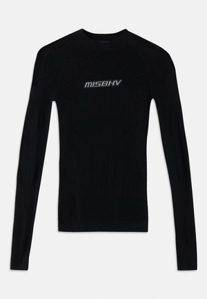 Must kombinatsioon püksid, millel on tekstuuriga võrgumustri ja sooniku aktsentidega must pikakä sleevesoe särk; keskel on logo "MISBHV".