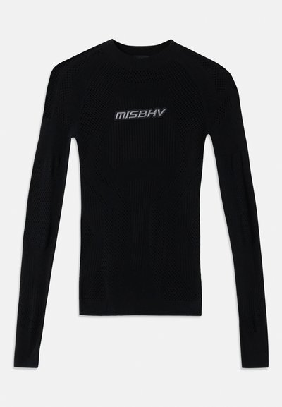 Haut en tricot à manches longues noir présentant des motifs en maille texturée et des accents côtelés ; logo "MISBHV" au centre.