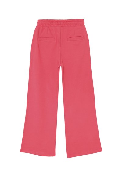 Pantaloni larghi di un luminoso corallo con cintura elastica e due tasche posteriori con spacco, mostrati sdraiati di lato su uno sfondo bianco.