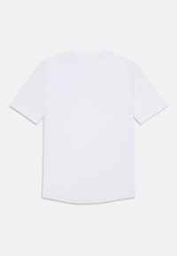 Camiseta blanca de algodón con mangas cortas y cuello redondo. Textura lisa y dobladillo recto en la parte inferior, sin gráficos ni patrones visibles.