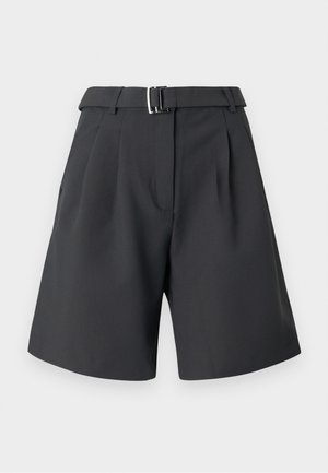 Tumši pelēki šorti, kas izgatavoti no gludas auduma, ar plecu priekšpusi, izteiktu vidukļa jostu ar metāla sprādzi un sānu kabatām.