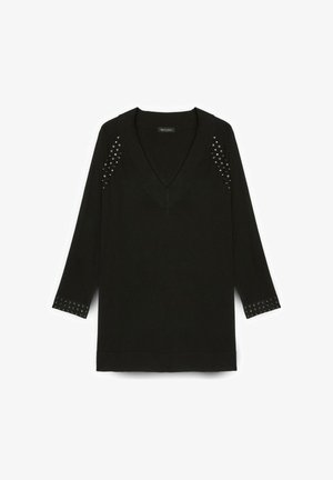 Pull en maille noir avec un col en V et des manches trois quarts. Présente des détails en clous argentés sur les épaules et les poignets, ainsi qu'une texture lisse.