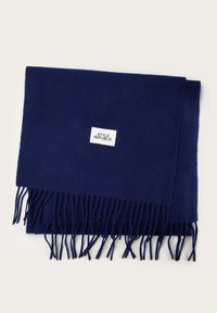 Écharpe en laine bleu marine avec des bords frangés et une petite étiquette blanche portant l'inscription "STYLE REPUBLIC." Texture douce et forme rectangulaire.