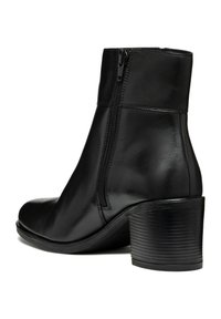 Stivaletto in pelle nera con punta rotonda, chiusura con zip laterale, tacco impilato e finitura liscia.