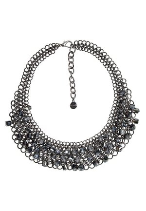 Paksu hopeaketjukaulakoru, johon on kutoutunut useita monisivuisia mustia ja kirkkaanvärisiä helmiä, ja siinä on hummerilukko sekä jatkettava ketju.