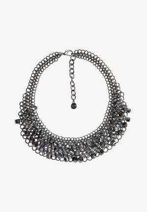 Collier chaîne en argent massif avec plusieurs perles noires et transparentes facettées tissées tout au long, doté d'un fermoir mousqueton et d'une chaîne de rallonge.