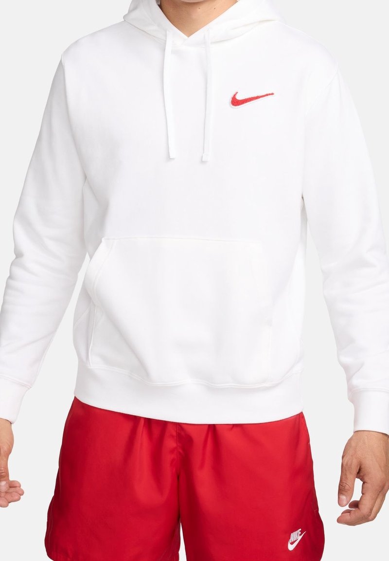 Vit huvtröja i bomullsblandning med en röd Nike-logotyp på vänster bröst, justerbara dragsnören och en känguruficka.