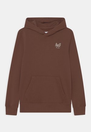 Brązowa bluza z kapturem i kieszenią z przodu oraz małym białym logo "A&F New York" na lewej piersi, prezentowana na białym tle.