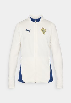 Weisse Sportjacke mit blauen Akzenten, durchgehender Reissverschluss, hoher Kragen, ausgestattet mit einem gelben und blauen Portugal-Wappen und einem Puma-Logo auf der Brust.