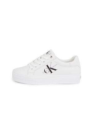 Hvid låg-sneaker med tyk sål, snørebånd og sort "Calvin Klein Jeans" logo på siden.