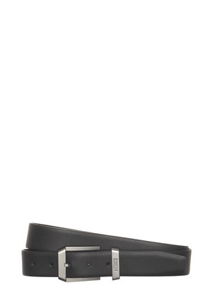 Ceinture en cuir noir avec une texture lisse, dotée d'une boucle rectangulaire en métal argenté et de cinq trous de réglage.
