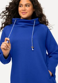 Ulla Popken MIT STEHKRAGEN RAGLANFORM LANGE ÄRMEL  - Mikina - royalblau