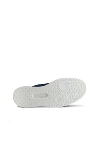 Scarpa blu navy con suola in gomma bianca testurizzata, caratterizzata da un motivo di piccoli triangoli e accenti circolari, con l'etichetta "ECCO" sul lato.