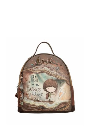 Brauner Kunstleder-Rucksack in runder Form, mit illustriertem Design, dem Text "Der Schlag des Herzens der Erde" und dekorativen Charms.