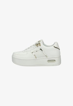 Weiße Low-Top-Sneaker mit dicker Sohle, durchlöchertem Seitenpanel, goldfarbenen Ösen und "Replay"-Logo an der äußeren Seite der Sohle.