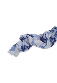 Foulard leggero in morbido tessuto, con motivi astratti blu e azzurri, dalla texture stropicciata e una caduta fluida.