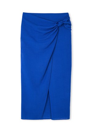 Jupe enroulée bleue en tissu léger ; présente un détail de nœud à la taille et une fente à l'avant pour un confort de mouvement.