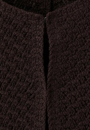 Tissu tricoté brun foncé avec un motif de diamant texturé détaillé et une fermeture éclair argentée partiellement visible au centre.