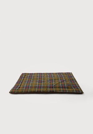 Tapis rectangulaire matelassé avec un motif à carreaux verts, noirs, rouges et blancs, présenté sur un fond clair uni.