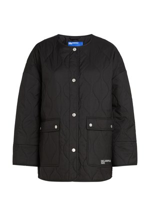 Chaqueta negra acolchada con cuello redondo, cierre frontal de botones a presión, dos bolsillos de parche y un patrón ondulado texturizado. Nombre de la marca en el dobladillo.