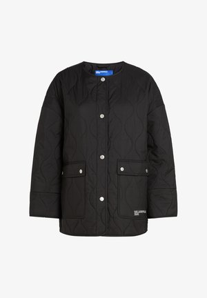 Schwarze gesteppte Jacke mit rundem Halsauschnitt, Druckknopfverschluss, zwei aufgesetzten Taschen und einem strukturierten wellenförmigen Muster. Markenname am Saum.