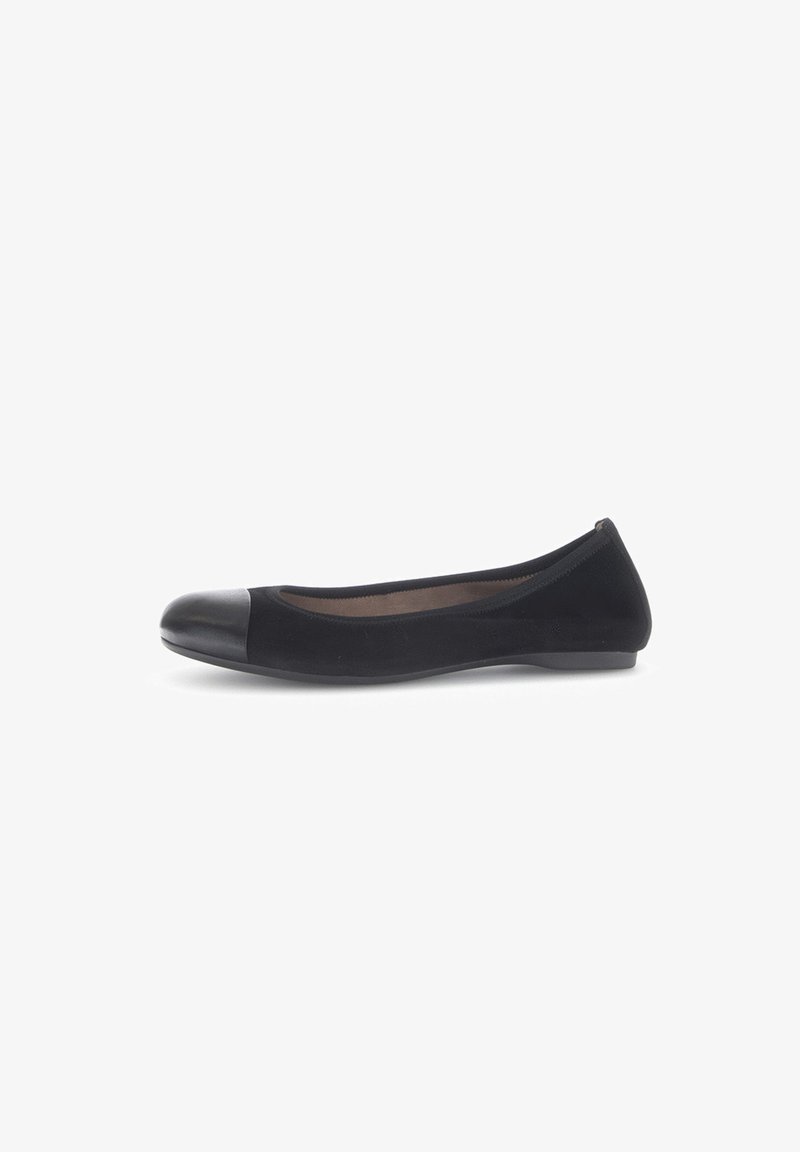 Bailarina negra hecha de un tejido suave, con una punta redondeada y una elegante tapa negra brillante en contraste, diseño minimalista y un acabado sutilmente texturizado.