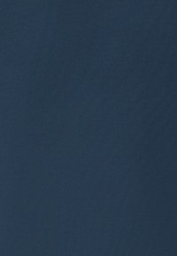 Tissu côtelé bleu marine avec une texture lisse, adapté à une variété d'applications dans la mode ou la décoration intérieure.