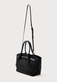 Crna torba s dvostrukim gornjim ručkama i odvojivim remenom za rame, koja ima glatku teksturu i suptilne kožne akcentе.