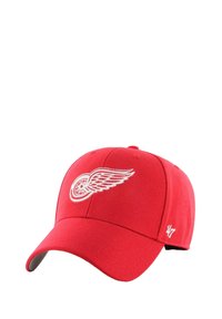 Gorra roja de tela, con un logotipo de rueda alada bordado en blanco en la parte delantera y un pequeño logotipo "47" en el lado.