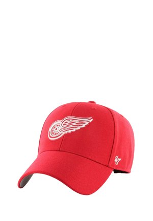 Casquette rouge en tissu, avec un logo en forme de roue ailée brodé en blanc à l'avant et un petit logo "47" sur le côté.