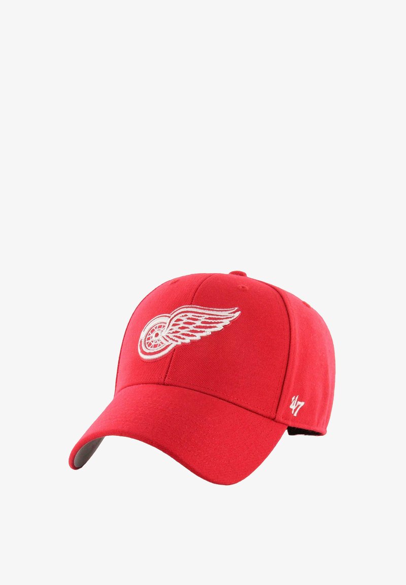 Gorra roja de tela, con un logotipo de rueda alada bordado en blanco en la parte delantera y un pequeño logotipo "47" en el lado.