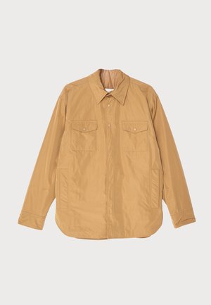 Tan lättviktig jacka med knäppning framtill, två bröstfickor och rak nederkant. Tillverkad av ett mjukt tyg med en subtil glans.