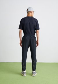 Nike Sportswear AIR RUN PANT - Donji dijelovi trenirke - black/reflective silver