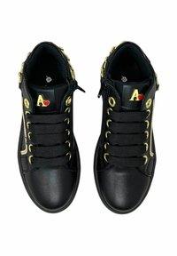 Sneaker in pelle nera con dettagli dorati, caratterizzati da una cerniera laterale, sei lacci neri e un logo a forma di cuore sulla linguetta.