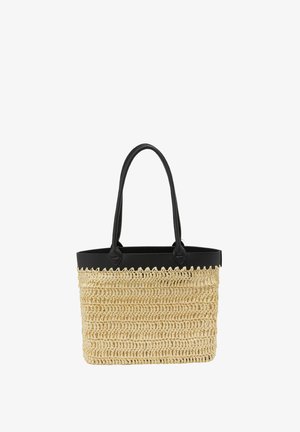 Splotkowa torba na ramię z plecionki słomianej z czarnymi silikonowymi uchwytami, prostokątny kształt, teksturowane wykończenie i kontrastowy detal na górnej krawędzi.