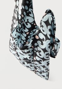 Daugkartinio naudojimo pirkinių maišelis su juodu fonu ir šviesiai mėlynomis abstrakčiomis sūkurinėmis linijomis. Pagamintas iš lygaus audinio, turi tvirtas petnešas.