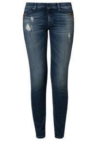 Jeans ajustados en denim azul oscuro, con detalles desgastados, bolsillos con acentos de tachuelas y un diseño clásico de cinco bolsillos.