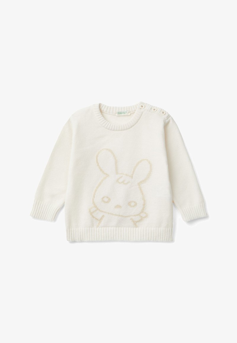 Cremefarbener Strickpullover mit einem strukturierten Kaninchenmuster auf der Vorderseite. Der runde Ausschnitt hat Knopfakzente auf einer Schulter.