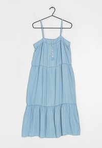 Vaaleansininen farkkumekko, jossa on säädettävät nauhat, napitus edessä ja kerroksellinen helma. Materiaali on pehmeä ja sileä.