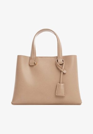 Taschenhandtasche aus tanfarbenem Leder mit zwei stabilen Griffen, einer flachen rechteckigen Form, einem geknoteten Akzent und einem kleinen Anhänger. Glatte Textur.