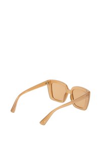 Kwadratowe okulary przeciwsłoneczne z przezroczystą, bursztynową oprawką, dopasowanymi przyciemnionymi soczewkami i cienkimi zausznikami. Charakteryzują się minimalnymi detalami sprzętowymi.