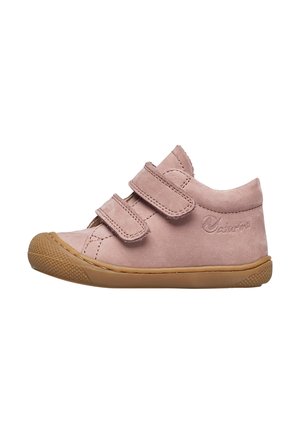 Chaussure pour tout-petit en daim rose clair avec deux bandes auto-agrippantes et une semelle en caoutchouc brun, vue de côté sur un fond blanc.