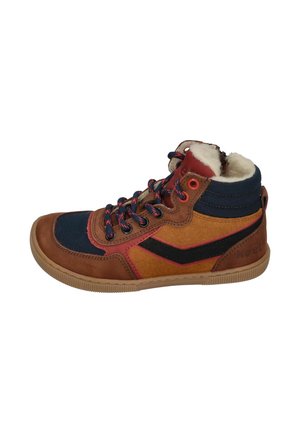 Brauner High-Top-Sneaker mit marineblauem Stoff, roten Akzenten, schwarzem Streifen, mehrfarbigen Schnürsenkeln und weißem Fellfutter innen.