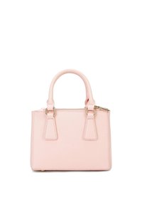 Kleine roze handtas gemaakt van gestructureerd synthetisch materiaal, met korte handvatten, een ritssluiting en accenten in goudkleurige hardware.