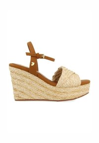 Sandalias de cuña con una correa de tobillo de cuero marrón y parte superior de paja trenzada. Presenta una suela gruesa de paja trenzada, que mejora la estabilidad y la comodidad.