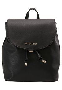 Mochila de cuero sintético negro con una solapa redondeada, cierre de cordón y herrajes en tono dorado. Presenta un logo de la marca en la parte frontal.