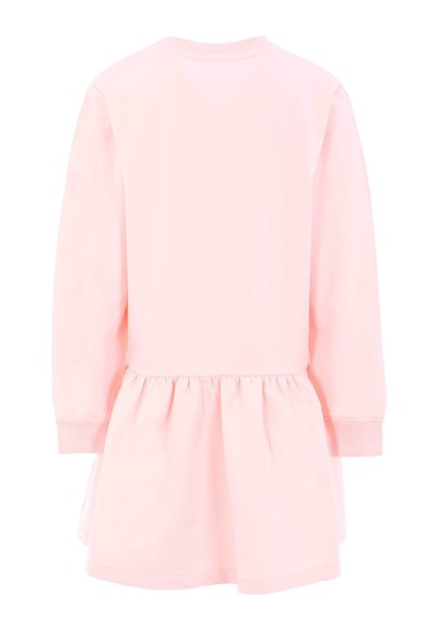 Sukienka z długim rękawem w jasnoróżowym kolorze, z falbaniastym pasem w talii i ściągaczami na mankietach. Gładka faktura, prosty okrągły dekolt.