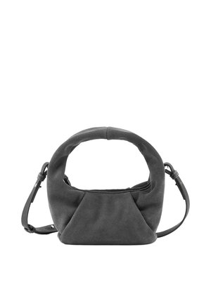 Weiche schwarze Wildlederhandtasche mit rundem Griff und verstellbarem Schultergurt, minimalistisches Design und subtile Struktur auf schlichtem weißen Hintergrund.