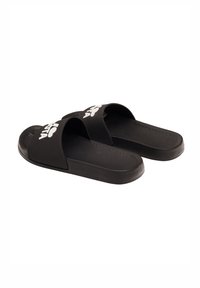 Czarne gumowe klapki z szerokimi paskami. Posiadają teksturowaną wkładkę oraz białe logo na górze. Trwała, lekka konstrukcja.